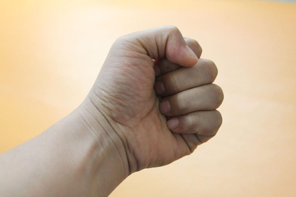 main gauche qui gratte